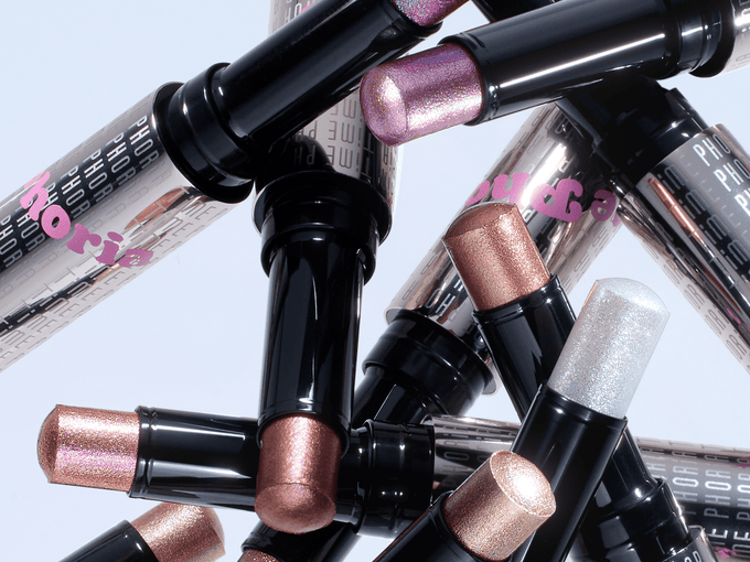 Cara Mengaplikasikan Stik Eyeshadow Jelly agar Kilau Tampak Halus dan Merata